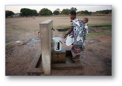 Wasserholen in Mosambik